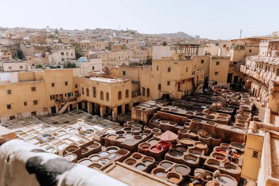 Curtiduría tradicional en la medina de Fez