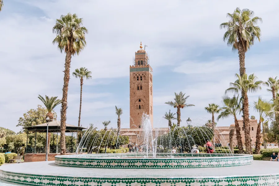 Minarete de la Koutoubia entre palmeras en Marrakech