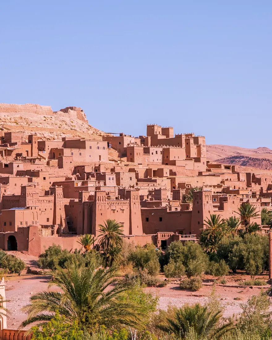 Ksar de adobe de Ait Ben Haddou entre palmeras