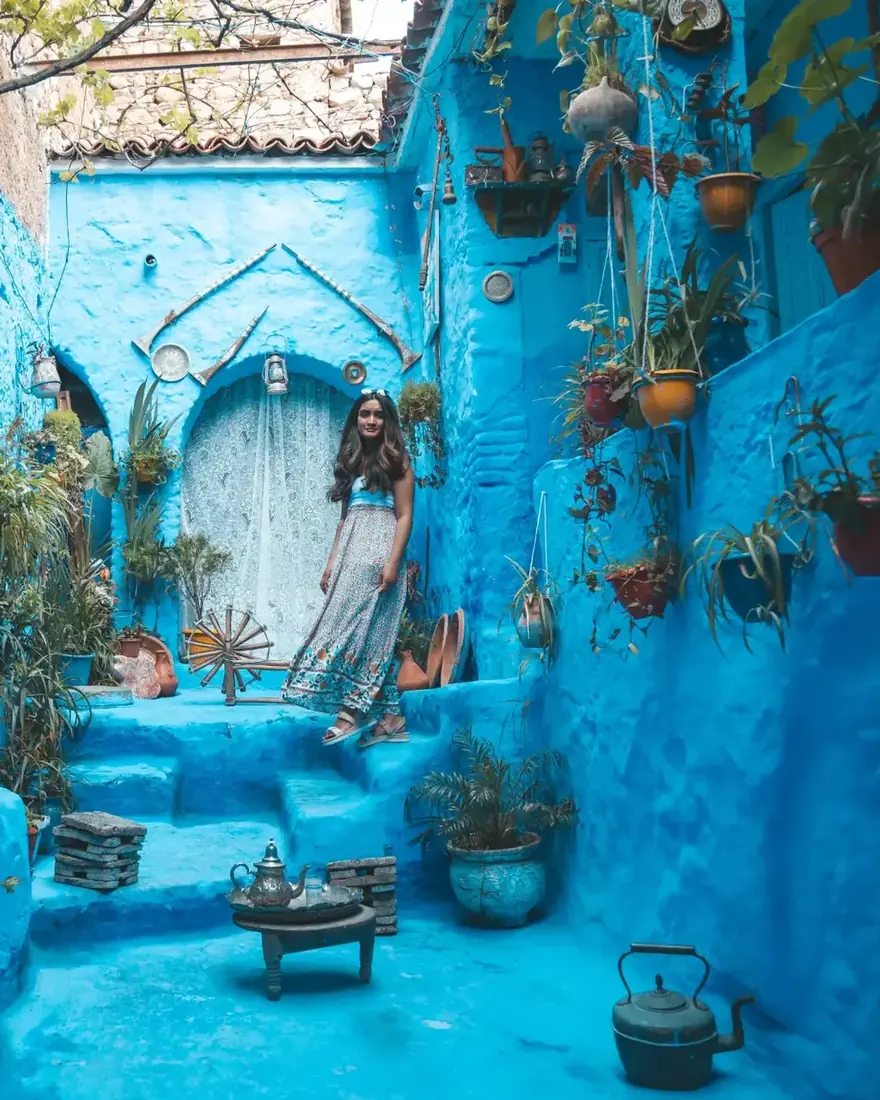 Viajera en una escalera azul de Chefchaouen