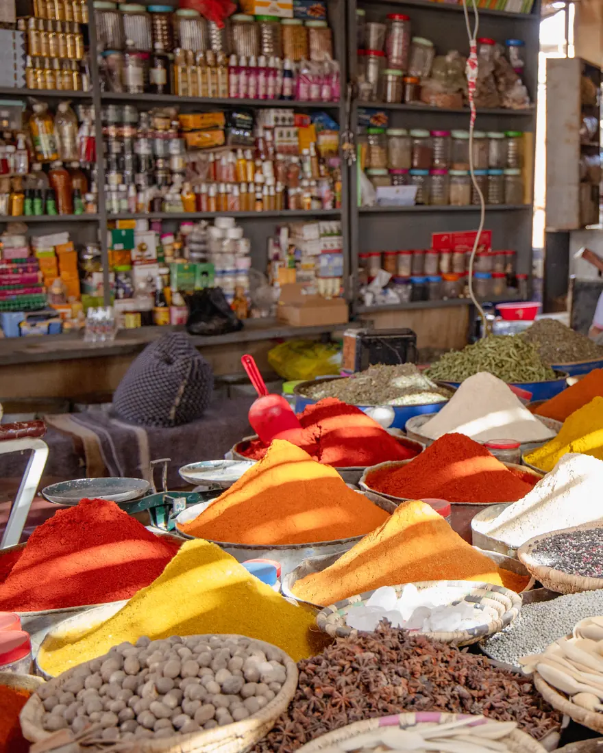 Montañas de especias de colores en el zoco de Rissani